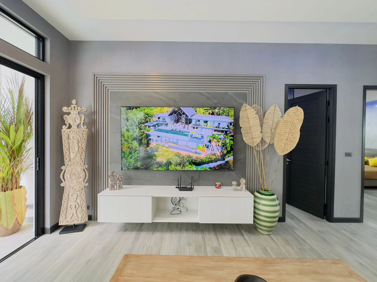 Salon avec espace télévision et décoration tropicale