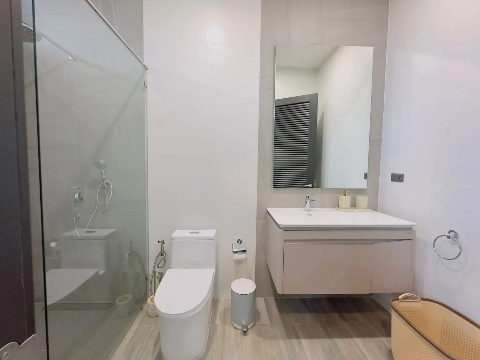 Salle de bain moderne avec douche vitrée