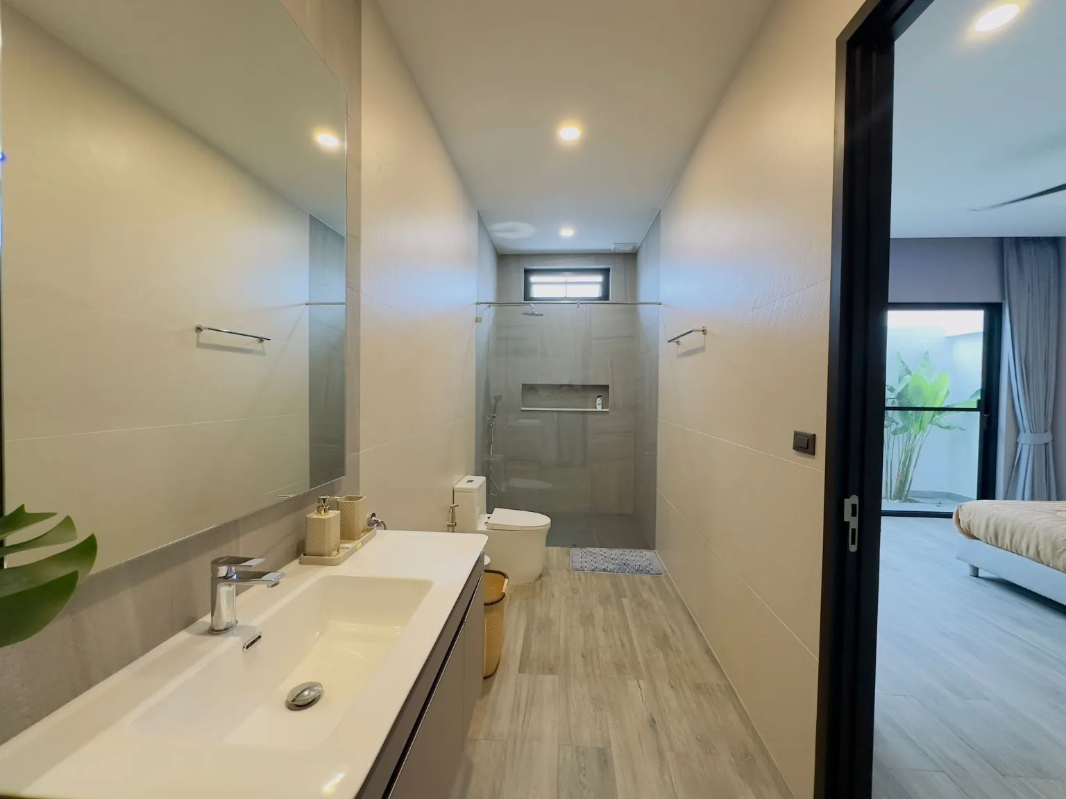 Salle de bain attenante à une chambre