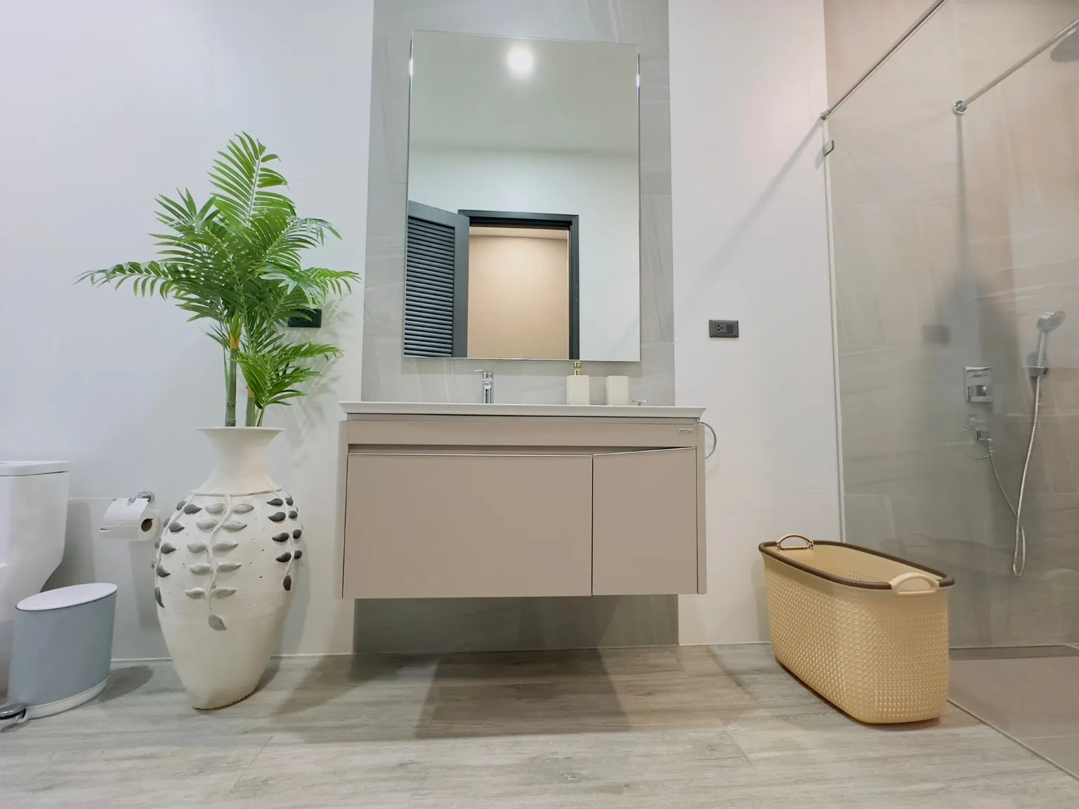 Salle de bain lumineuse et spacieuse
